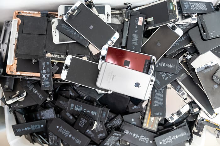 Image pile de téléphones cassés